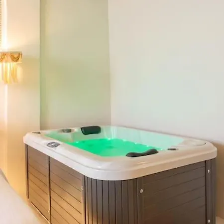 Apartament Boho Room-jacuzzi-city Center Saloniki
